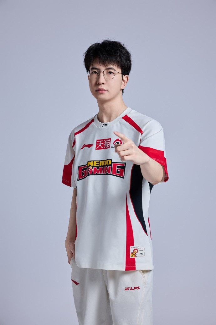 【蜗牛电竞】WBG分享26夹人定妆照：论微博哥拍照POSE的一百种手势