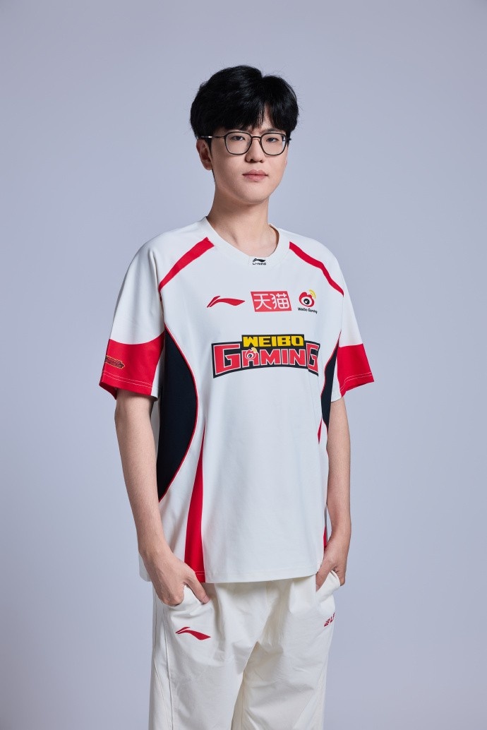 【蜗牛电竞】WBG分享26夹人定妆照：论微博哥拍照POSE的一百种手势