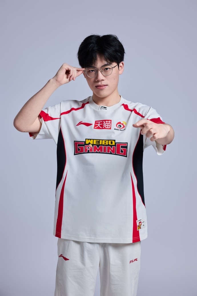 【蜗牛电竞】WBG分享26夹人定妆照：论微博哥拍照POSE的一百种手势