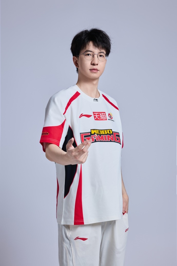 【蜗牛电竞】WBG分享26夹人定妆照：论微博哥拍照POSE的一百种手势