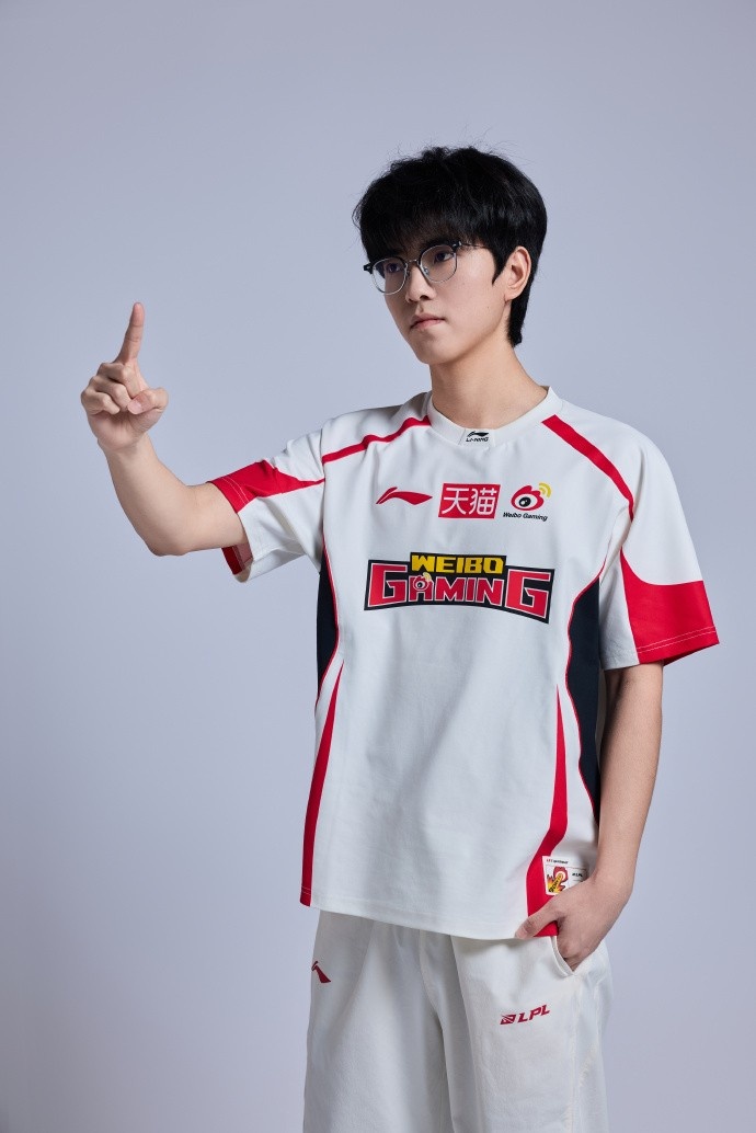 【蜗牛电竞】WBG分享26夹人定妆照：论微博哥拍照POSE的一百种手势