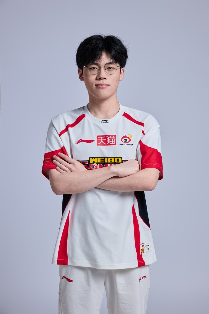 【蜗牛电竞】WBG分享26夹人定妆照：论微博哥拍照POSE的一百种手势