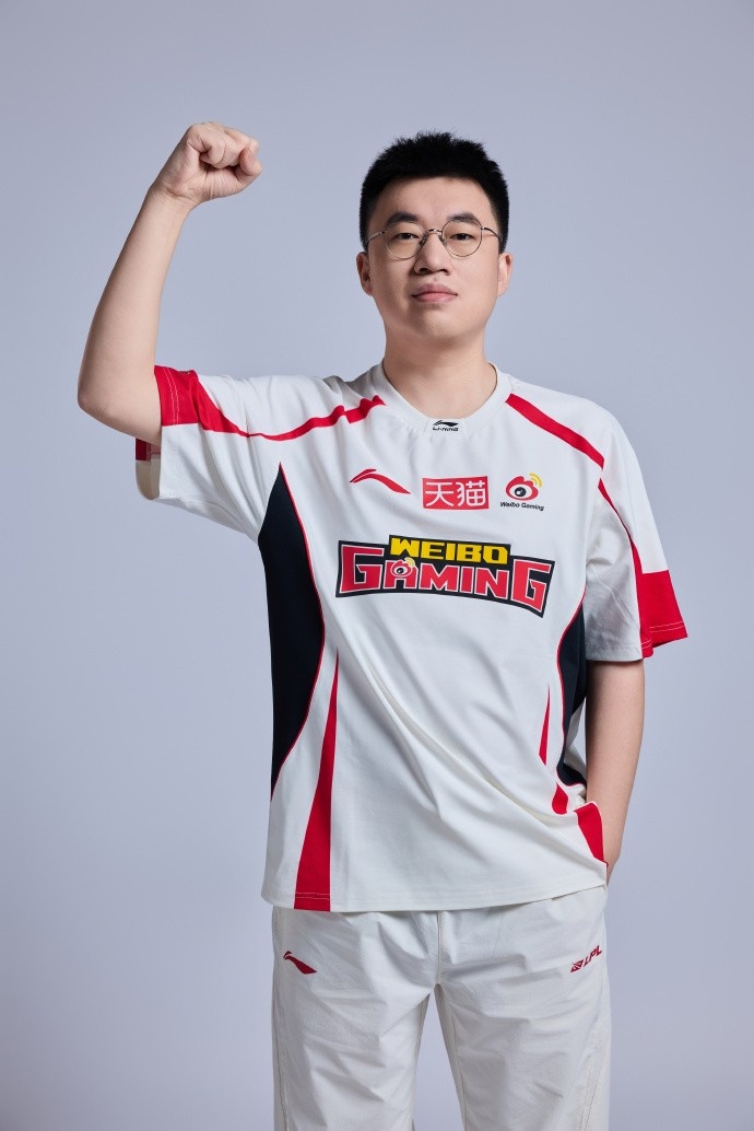 【蜗牛电竞】WBG分享26夹人定妆照：论微博哥拍照POSE的一百种手势