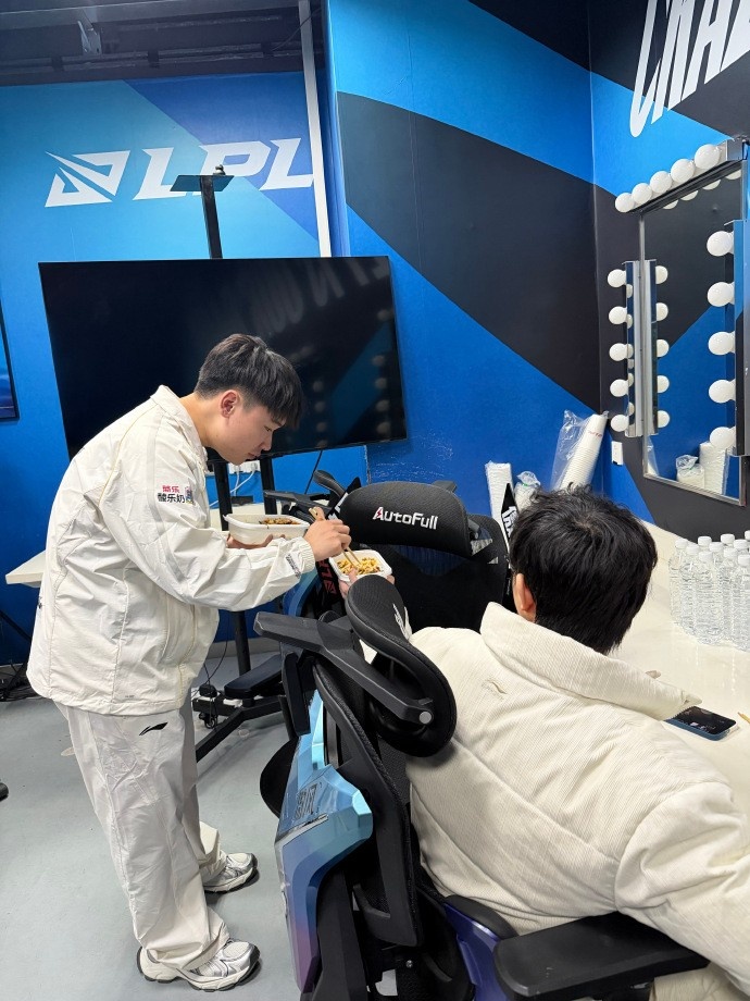 【球盟会】IG分享选手调试花絮:大家都已经逐渐成为散装多国语言拥有者