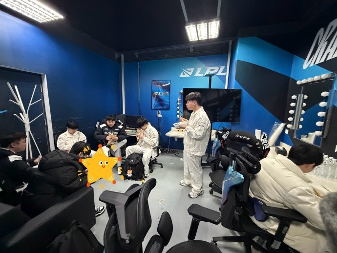 IG分享选手调试花絮:大家都已经逐渐成为散装多国语言拥有者