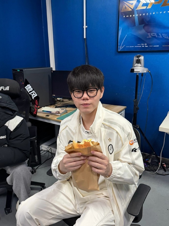 IG分享选手调试花絮:大家都已经逐渐成为散装多国语言拥有者