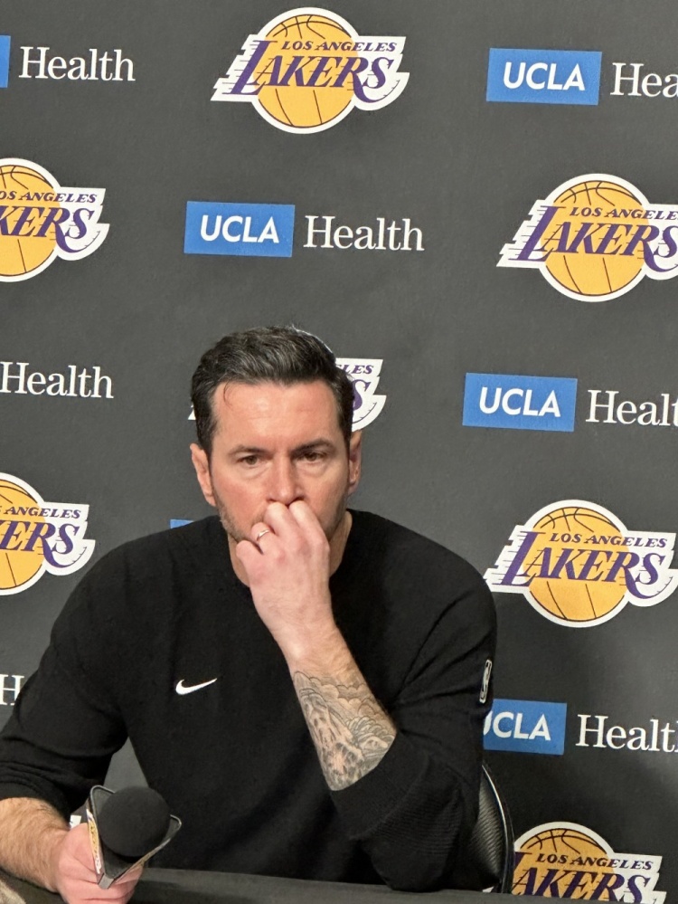 【球迷看点】雷迪克：詹姆斯会做任何事来打背靠背 他已经去泡冰块浴了(图1)