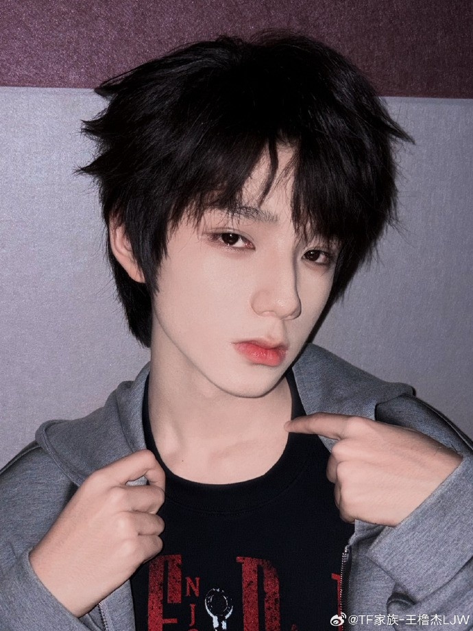 [体育资讯]韦德微博关注评论偶像练习生王橹杰上热搜！今日回应：被盗号(图3)