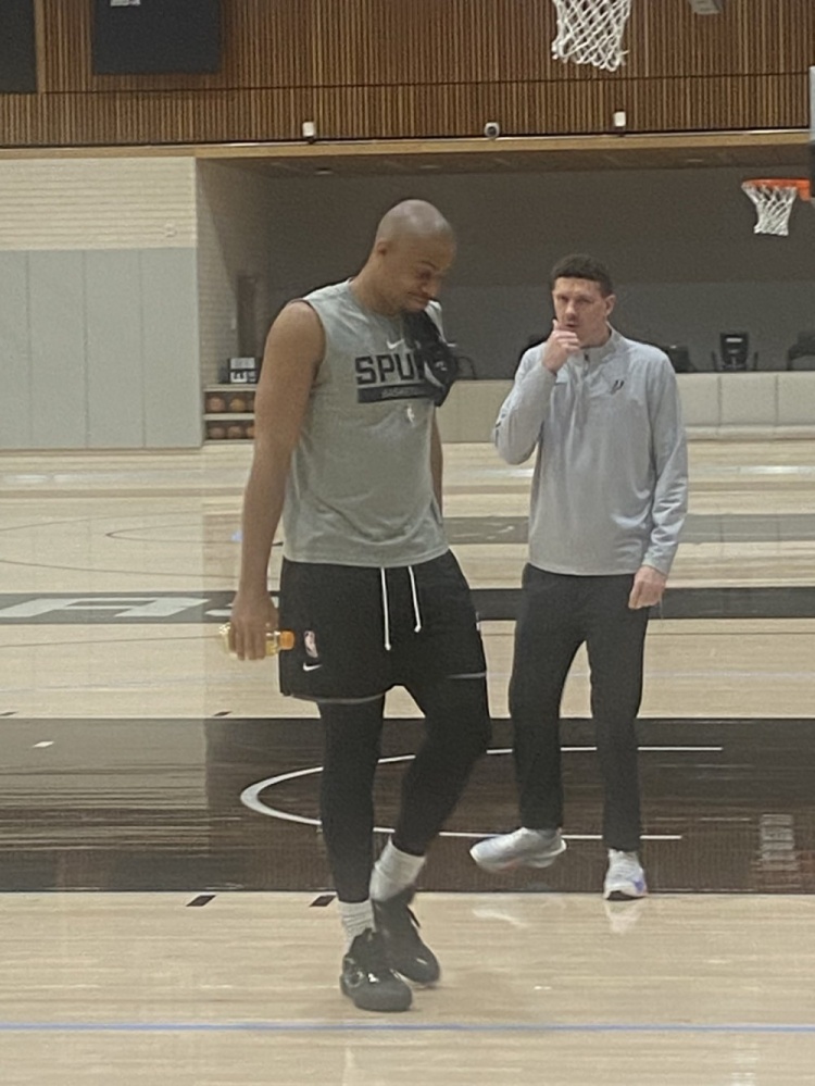 凯尔登·约翰逊也换了光头造型！自曝和文班互相帮忙 省下理发钱