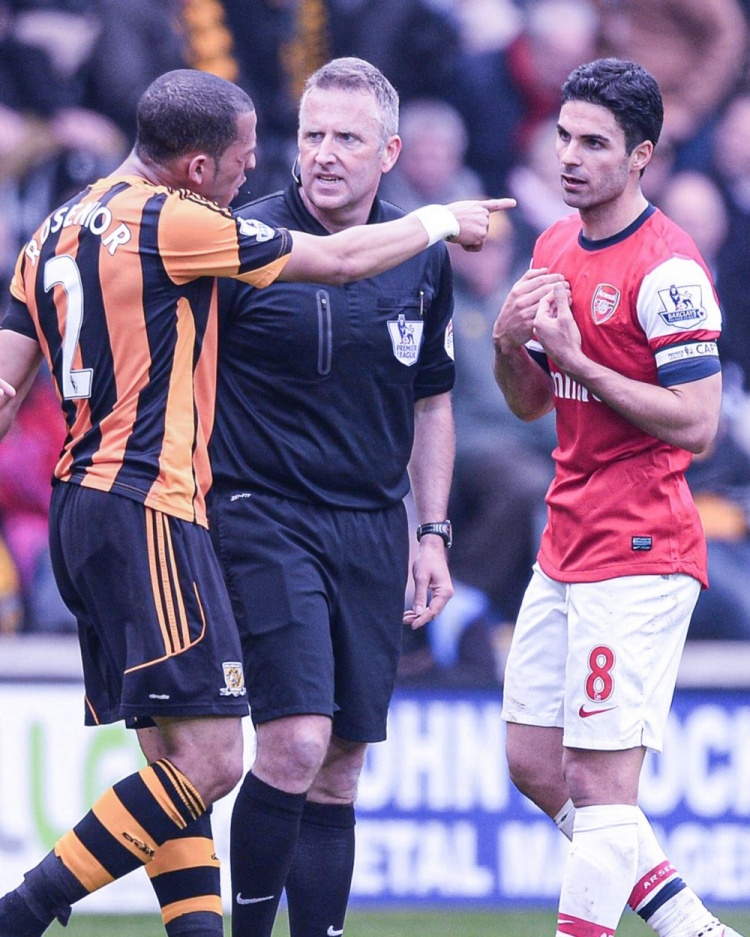 【体育世界】今日趣图：想到要回皇马坐板凳迪亚斯抱着非洲杯冠军痛哭流涕(图2)