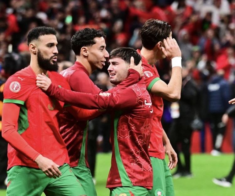 【体育世界】今日趣图：想到要回皇马坐板凳迪亚斯抱着非洲杯冠军痛哭流涕(图10)