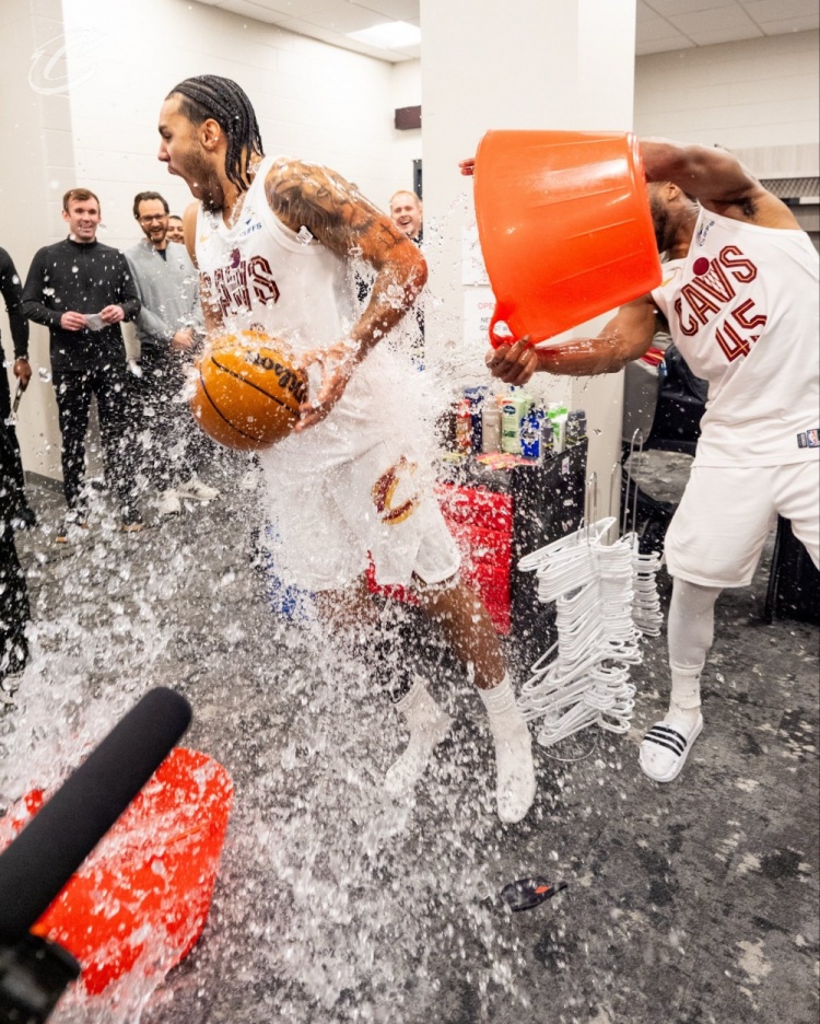 【米切尔】39分生涯之夜！泰森赛后获得比赛用球 米切尔向其泼水庆祝(图1)