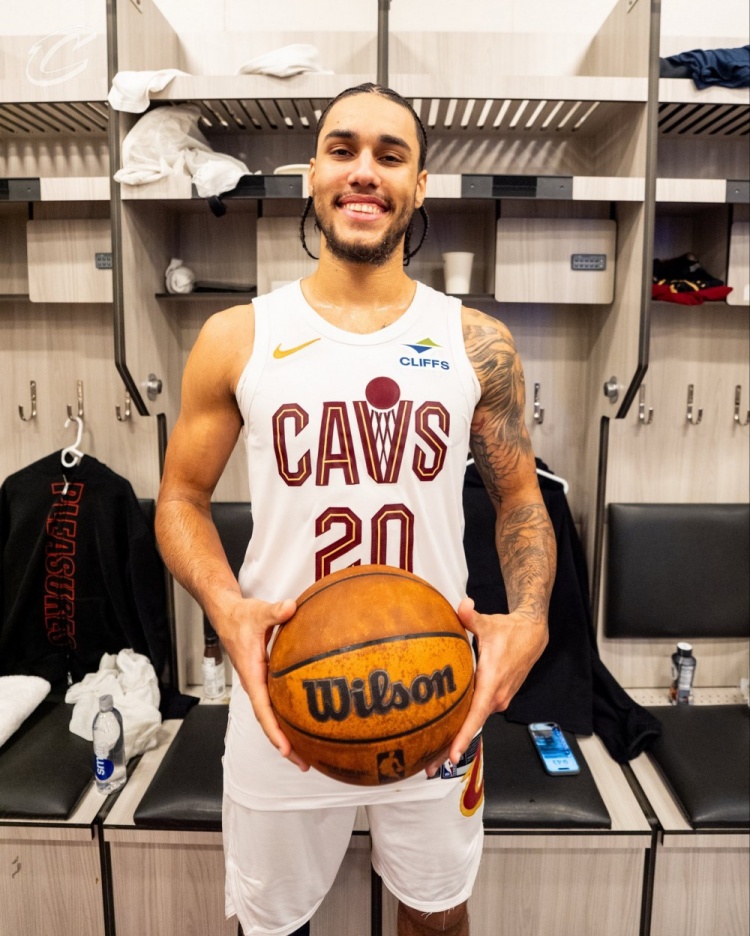 【米切尔】39分生涯之夜！泰森赛后获得比赛用球 米切尔向其泼水庆祝(图2)