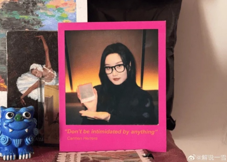 【球盟会】一雪发布自拍：去年考的主持人证出来了，准备开练电吉他！