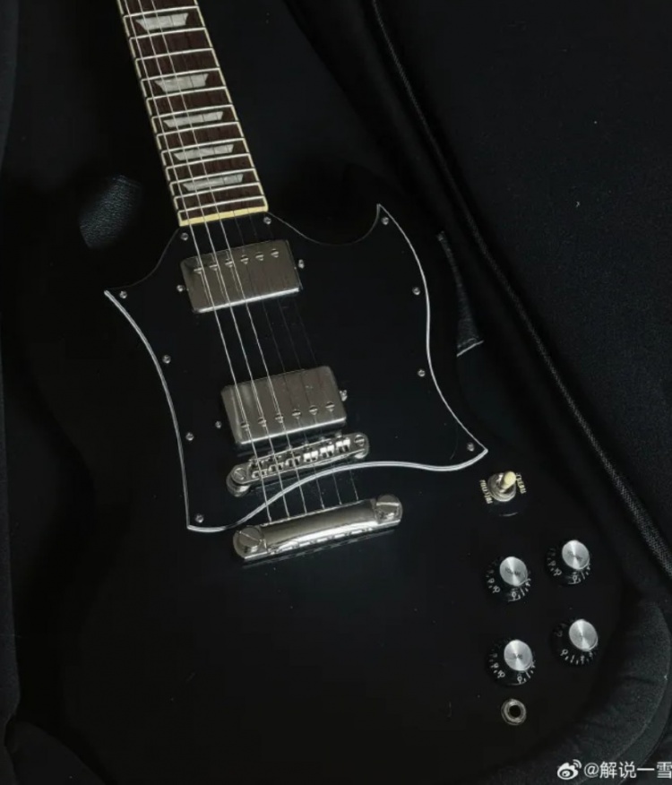 一雪发布自拍：去年考的主持人证出来了，准备开练电吉他！