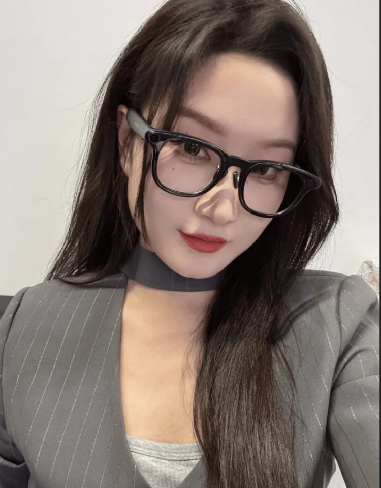 一雪发布自拍：去年考的主持人证出来了，准备开练电吉他！