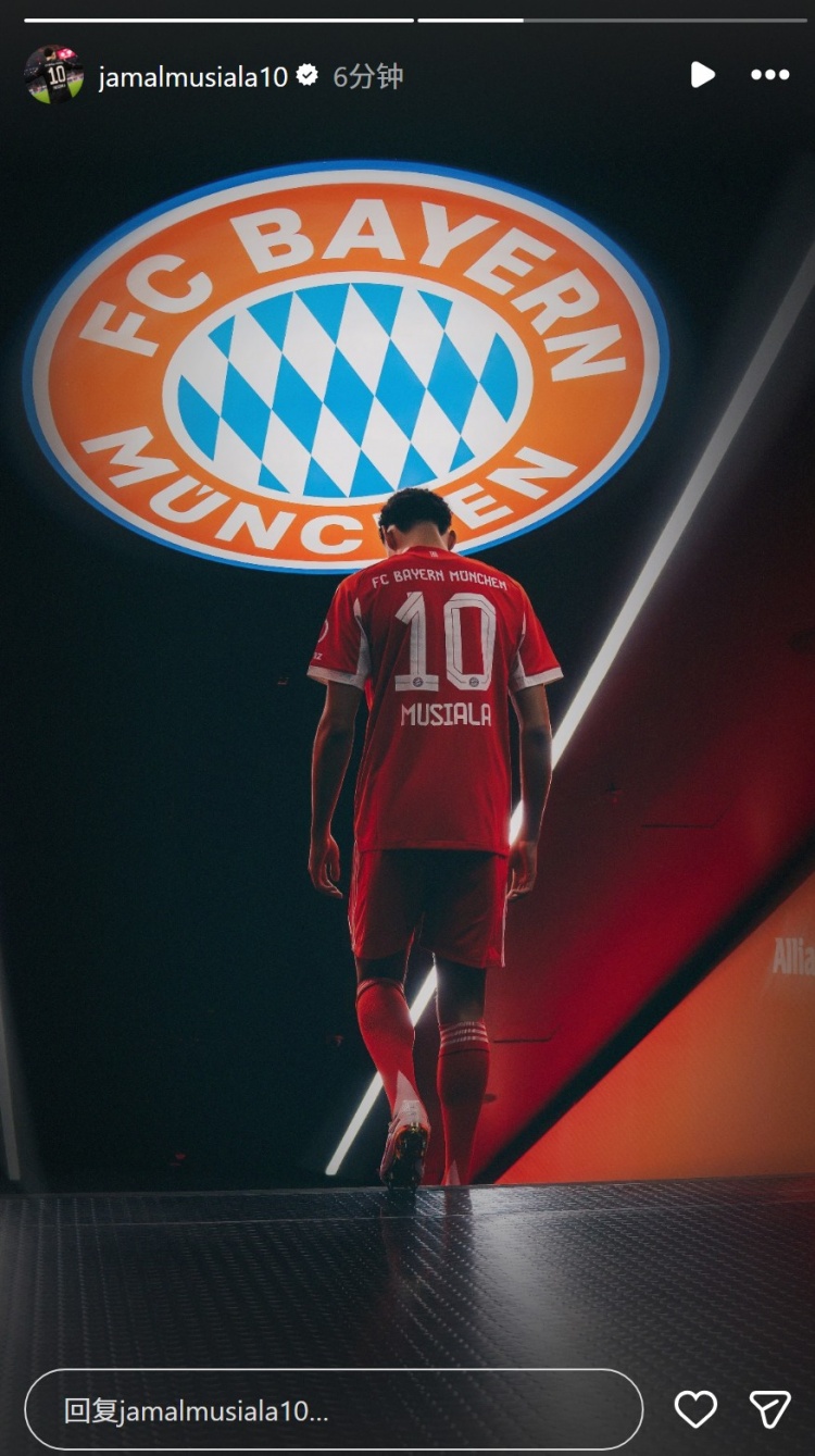 [德甲]宣告复出！穆西亚拉迎来安联球场回归首秀，社媒晒与拜仁队徽合照(图1)