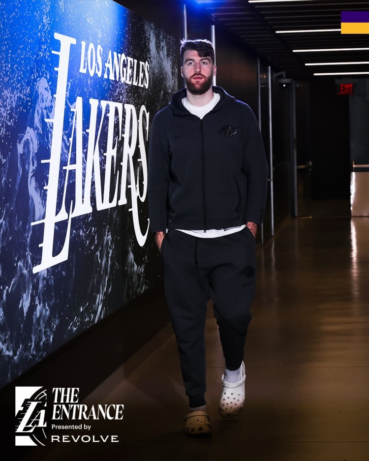 【赛事追踪】洛城德比!湖人官推晒赛前入场照✨✌️:客场比赛✌️ 主场城市(图5) undefined