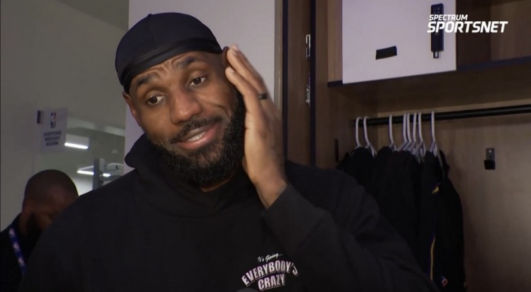 [有趣体育]詹姆斯爆粗口提前结束采访：所有人都TMD疯了(图1)