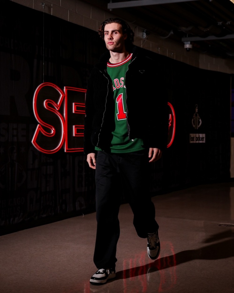 【体育报道】全员致敬罗斯！公牛众将穿搭：吉迪内搭1号球衣 布泽利斯穿扣篮T(图1)