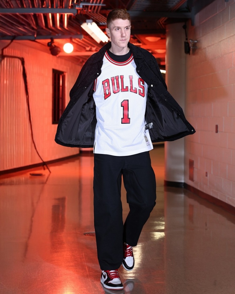 【体育报道】全员致敬罗斯！公牛众将穿搭：吉迪内搭1号球衣 布泽利斯穿扣篮T(图7)