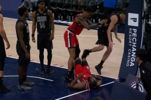 科林斯：不轻易让人碰哈登，为队友挺身而出