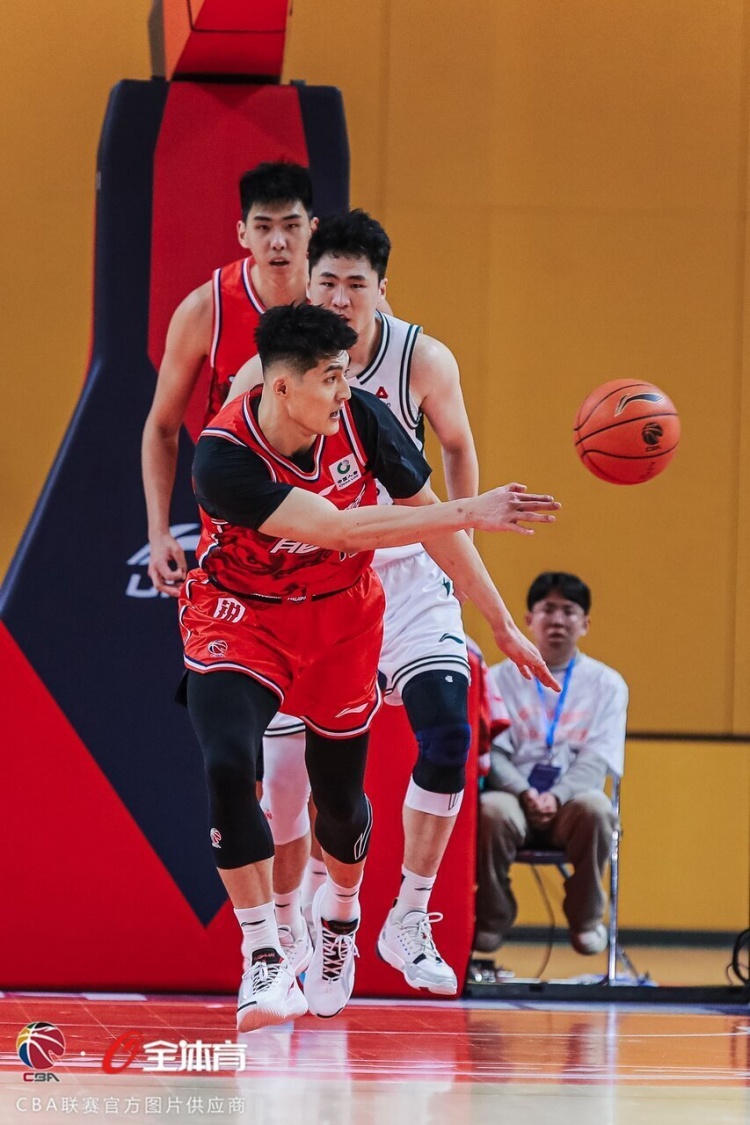 [中国篮球]广州龙狮伤情报告丨李祥波左膝盖关节骨挫伤 预计将休战8-10天(图2)