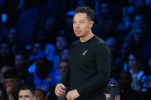 马刺遭遇鹈鹕连败，赛后解说员王晓晨点评球队表现