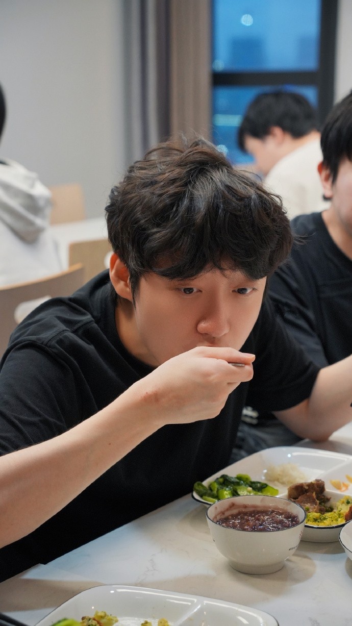 【万博电竞】腊八快乐!LNG分享选手照:给哥几个准备了腊八粥腊八蒜~“粥”到