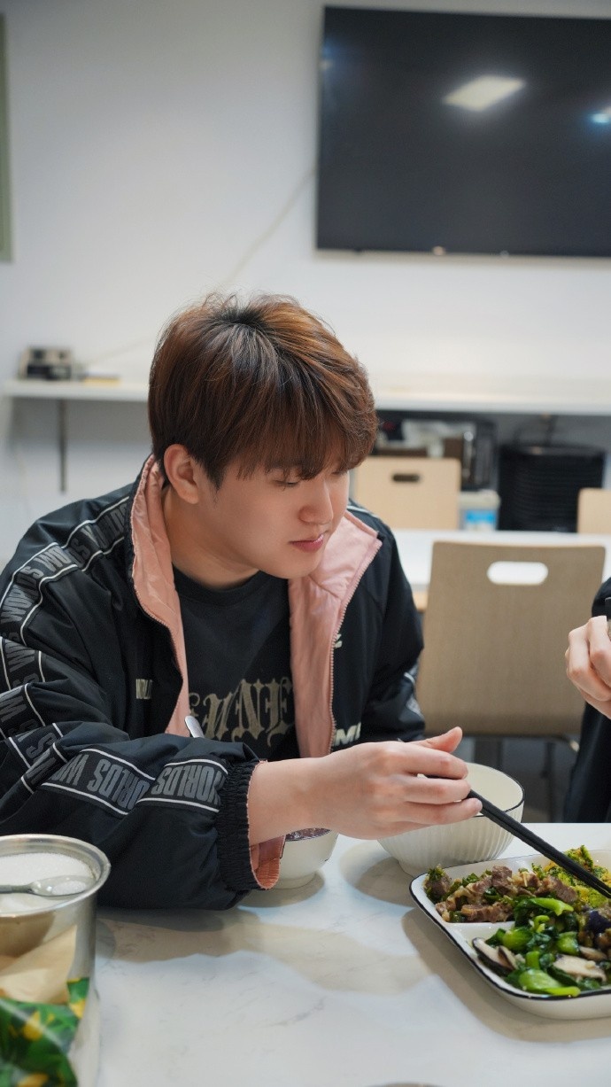 【万博电竞】腊八快乐!LNG分享选手照:给哥几个准备了腊八粥腊八蒜~“粥”到