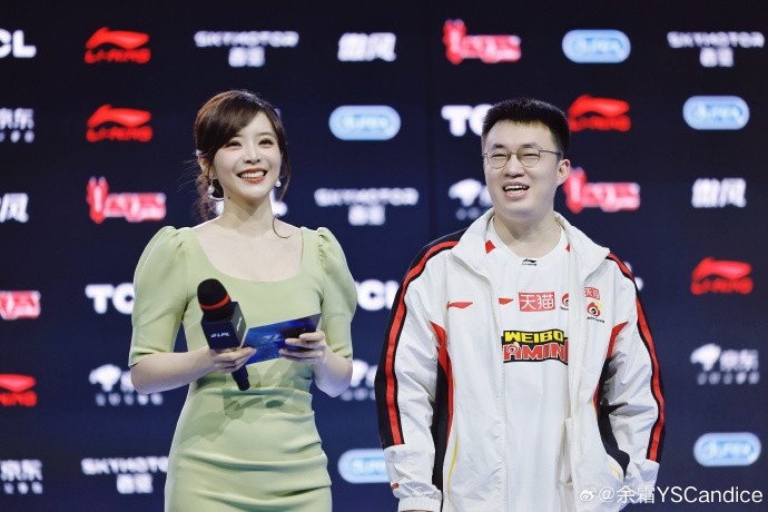 【万博电竞】主持余霜分享照片：超长待机的一天 被生日场满满惊喜裹着暖意！