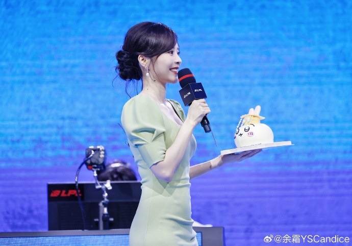 【万博电竞】主持余霜分享照片：超长待机的一天 被生日场满满惊喜裹着暖意！