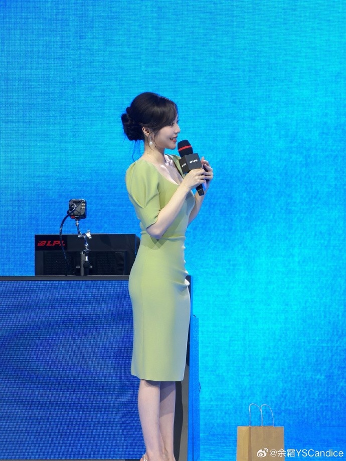 【万博电竞】主持余霜分享照片：超长待机的一天 被生日场满满惊喜裹着暖意！