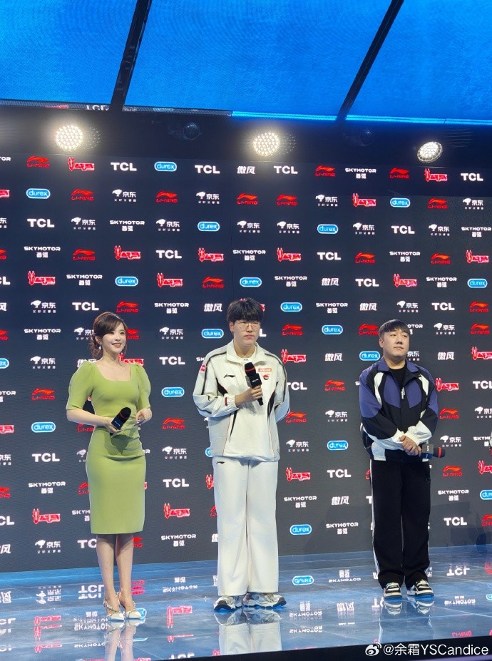 【万博电竞】主持余霜分享照片：超长待机的一天 被生日场满满惊喜裹着暖意！