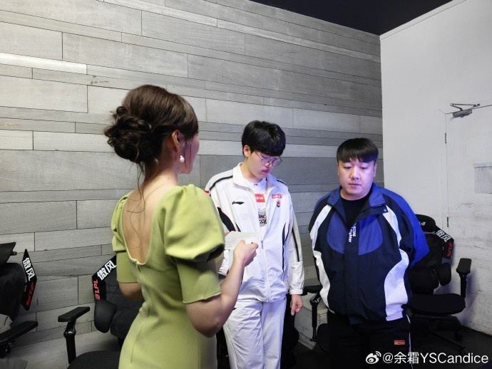 【万博电竞】主持余霜分享照片：超长待机的一天 被生日场满满惊喜裹着暖意！