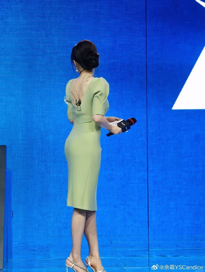 【万博电竞】主持余霜分享照片：超长待机的一天 被生日场满满惊喜裹着暖意！