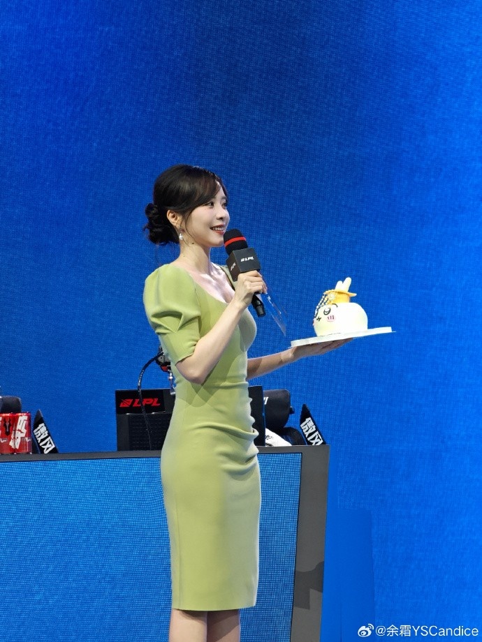 【万博电竞】主持余霜分享照片：超长待机的一天 被生日场满满惊喜裹着暖意！