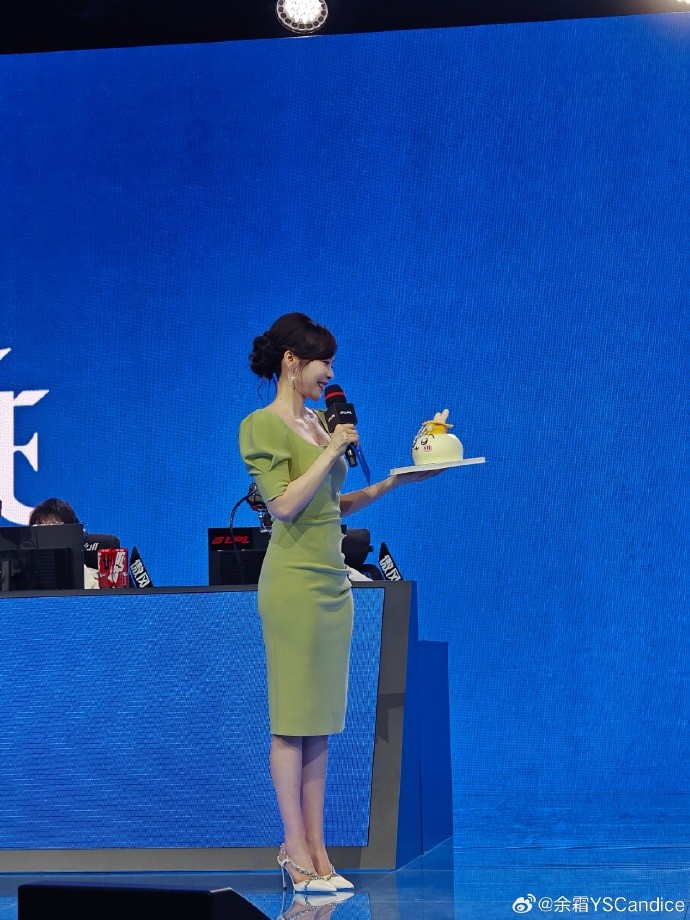 【万博电竞】主持余霜分享照片：超长待机的一天 被生日场满满惊喜裹着暖意！