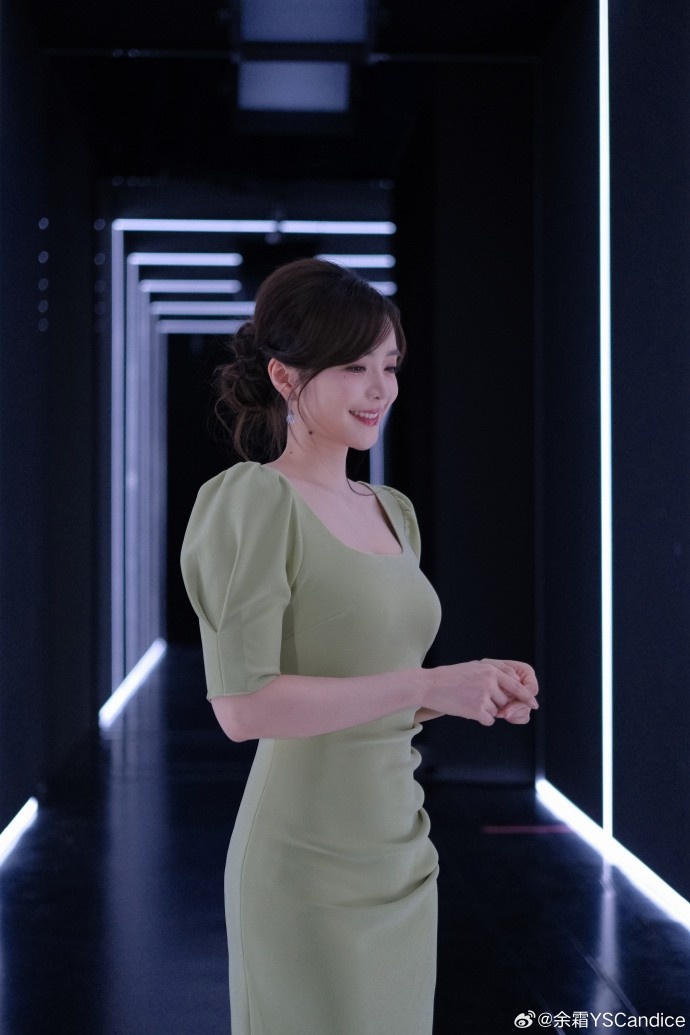 【万博电竞】主持余霜分享照片：超长待机的一天 被生日场满满惊喜裹着暖意！