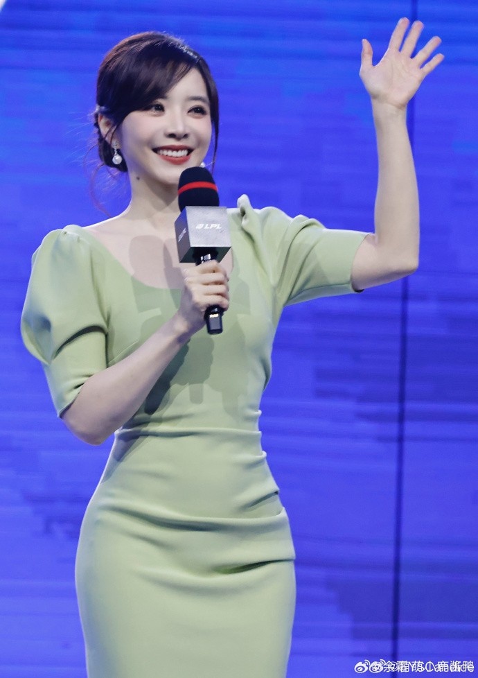 【万博电竞】主持余霜分享照片：超长待机的一天 被生日场满满惊喜裹着暖意！