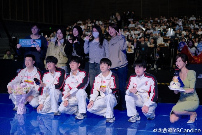 【万博电竞】主持余霜分享照片：超长待机的一天 被生日场满满惊喜裹着暖意！