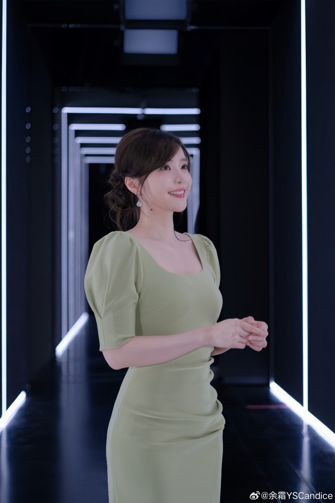 【万博电竞】主持余霜分享照片：超长待机的一天 被生日场满满惊喜裹着暖意！