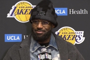 詹姆斯回忆湖人时刻，客场失利骑士