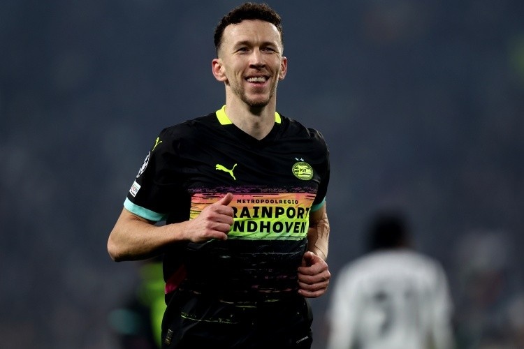 罗马诺:在上午进行过会面后,埃因霍温明确表示希望留下佩里西奇