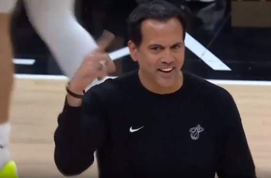 道苏姆高抛投被韦尔大帽扇飞&裁判吹干扰球 热火挑战成功是好帽