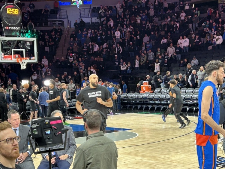 ICE事件仍在升温！森林狼众将赛前热身 穿“与明州同在”字样上衣