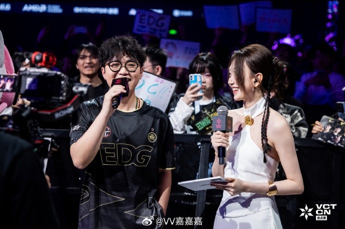 无畏契约主持唯嘉分享第一周工作照：第二周没有工作，第三周再见