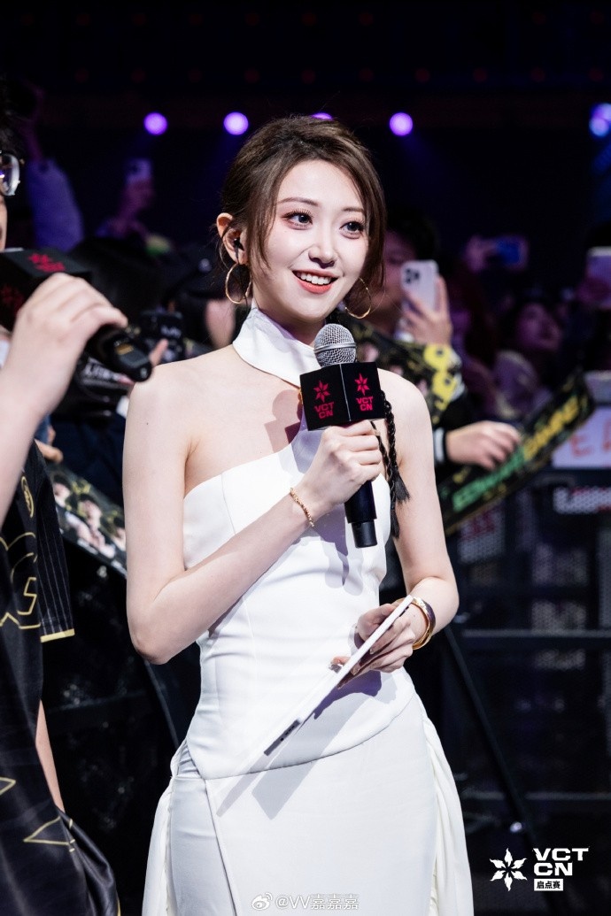 无畏契约主持唯嘉分享第一周工作照：第二周没有工作，第三周再见