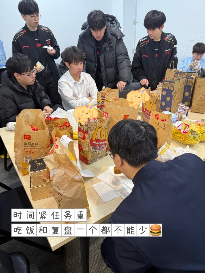 JDG分享一月战队返图：Hello今年第一集 幸福是无数个瞬间的总和