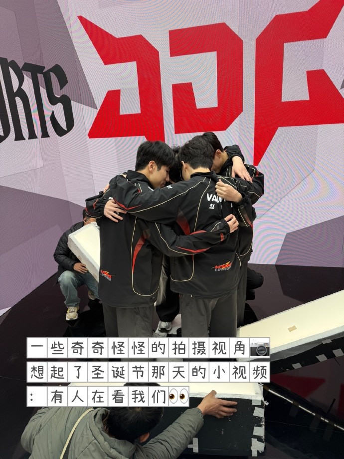 JDG分享一月战队返图：Hello今年第一集 幸福是无数个瞬间的总和